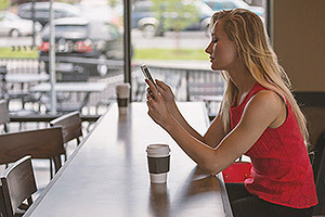 Blondine im Handy Chat